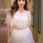 Sophie Choudry Instagram - Who is still “Obsessed” with this song?🤩 #weekendvibes #giglife #trendingsongs #trendingreels #obsessed #sophiechoudry #stagestyle