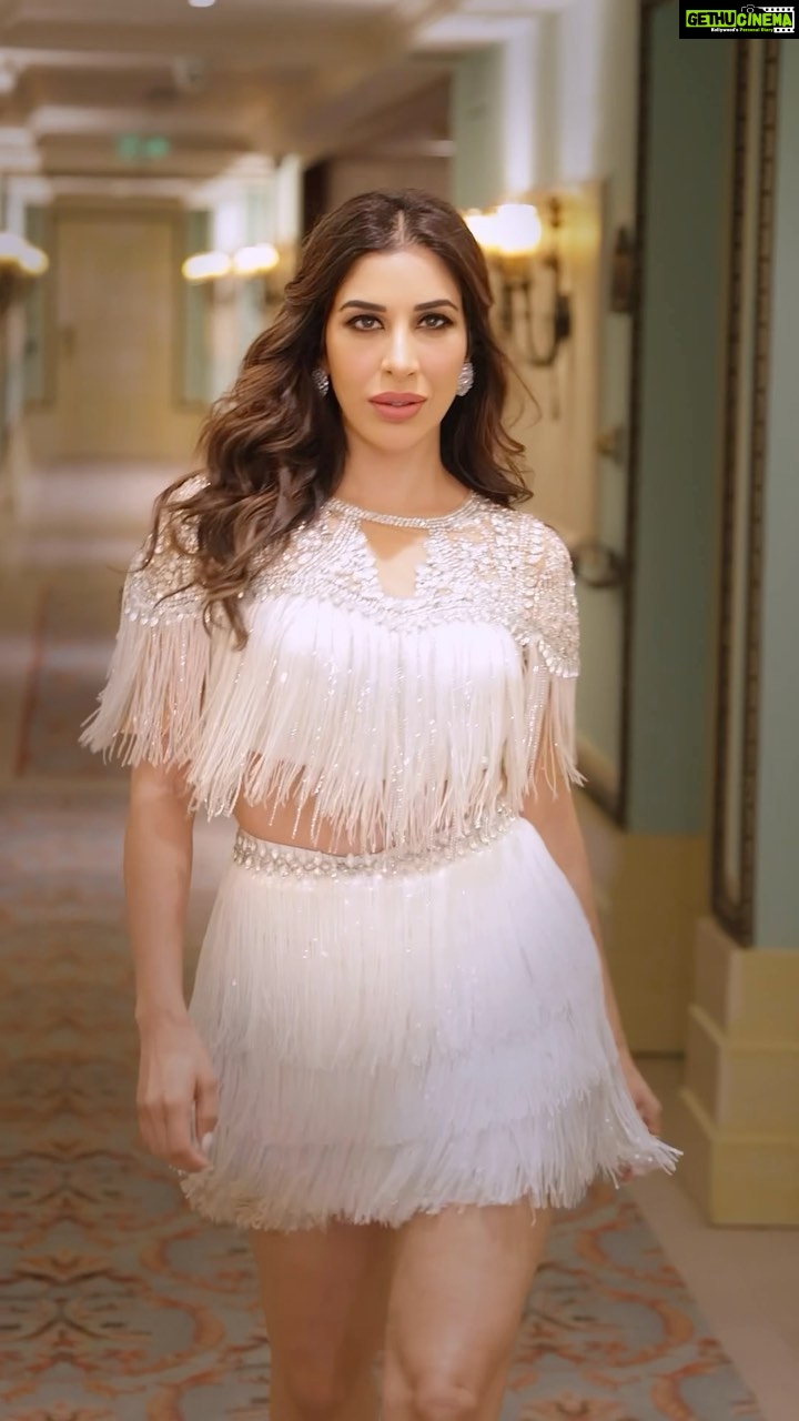 Sophie Choudry Instagram - Who is still “Obsessed” with this song?🤩 #weekendvibes #giglife #trendingsongs #trendingreels #obsessed #sophiechoudry #stagestyle