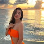 Sophie Choudry Instagram – When the sky turned gold💛 #nofilter #sunset #golden

Dress: custom by @flirtatious_india 
Bracelet/ring: @shopeurumme 
styled by @tanimakhosla 

@fairmont.maldives @fairmonthotels #fairmontmaldives #fairmonthotels #mothernature #beachlife #vacaymode #chasingsunsets #maldives #sophiechoudry Fairmont Maldives, Sirru Fen Fushi