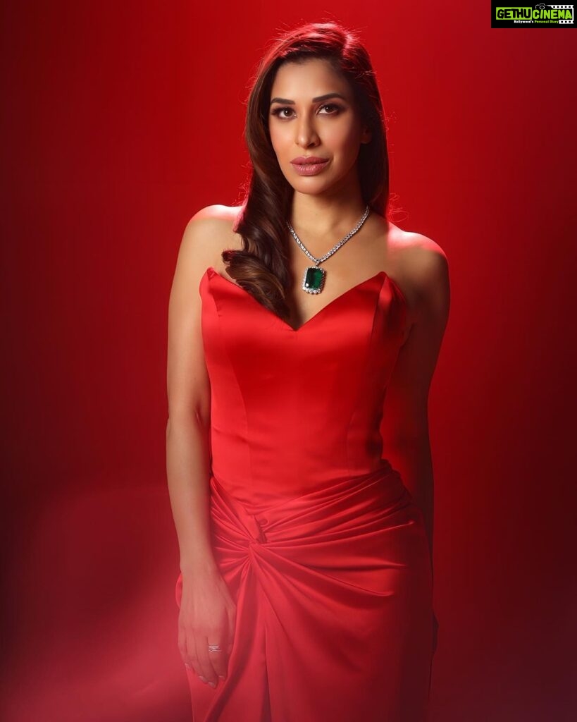 Sophie Choudry Instagram - Red Hot for @filmfare #filmfareawards ❤️‍🔥 Outfit @tarikedizofficial Necklace @beenarahejafinejewellery Rings @anmoljewellers @anaqajewels @karishma.joolry Styled by @anshikaav Assisted by @roshiijain HMU @ambereenyusuf 📸 @kausttubh_kambhhle #redcarpet #redhot #redgown #styleinspo #sophiechoudry