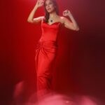 Sophie Choudry Instagram – Red Hot for @filmfare #filmfareawards ❤️‍🔥

Outfit @tarikedizofficial
Necklace @beenarahejafinejewellery
Rings @anmoljewellers @anaqajewels @karishma.joolry
Styled by @anshikaav
Assisted by @roshiijain
HMU @ambereenyusuf 
📸 @kausttubh_kambhhle 

#redcarpet #redhot #redgown #styleinspo #sophiechoudry