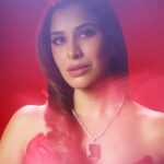 Sophie Choudry Instagram – Red Hot for @filmfare #filmfareawards ❤️‍🔥

Outfit @tarikedizofficial
Necklace @beenarahejafinejewellery
Rings @anmoljewellers @anaqajewels @karishma.joolry
Styled by @anshikaav
Assisted by @roshiijain
HMU @ambereenyusuf 
📸 @kausttubh_kambhhle 

#redcarpet #redhot #redgown #styleinspo #sophiechoudry