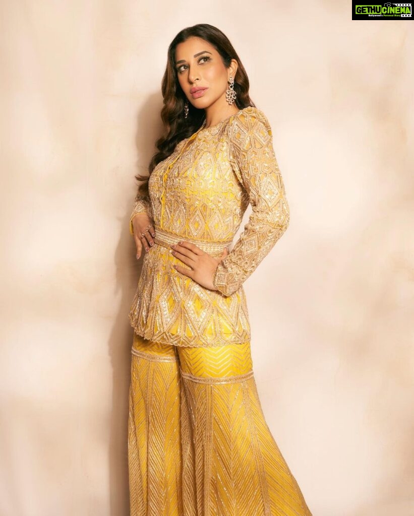 Sophie Choudry Instagram - Chandni Raatein🌙 The last pic is my fave🧡 #eidmubarak Outfit @ritikamirchandani Jewels @farahkhanworld HMU @ambereenyusuf 📸 @visualaffairs_va Self styled #eidoutfit #motherdaughter #indianoutfit #eidnights #aboutlastnight #desigirl #sophiechoudry #beautyinspo #hairgoals