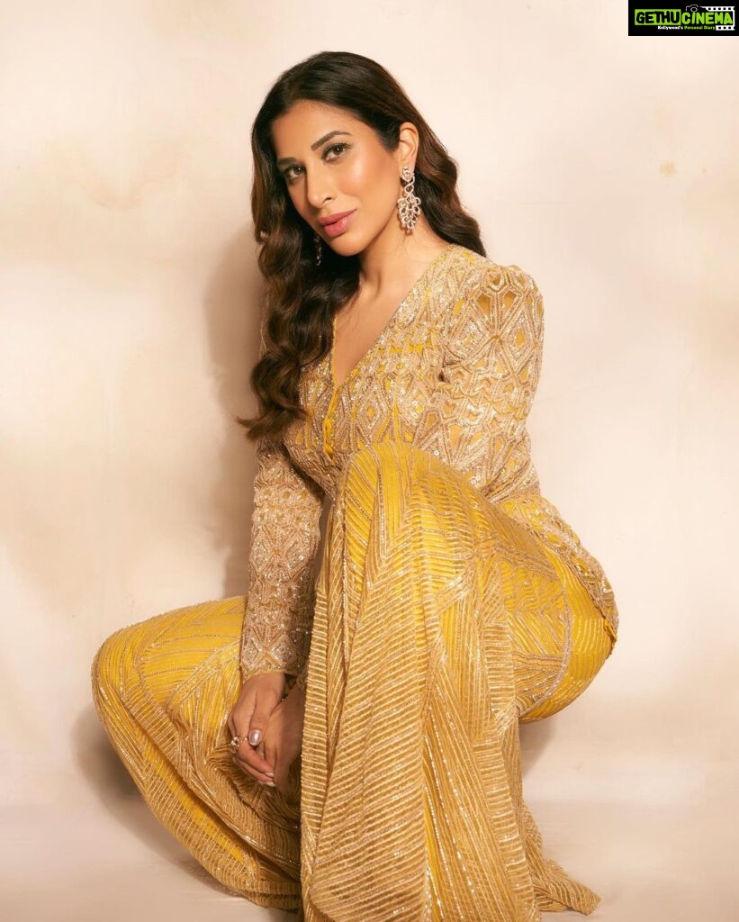 Sophie Choudry Instagram - Chandni Raatein🌙 The last pic is my fave🧡 #eidmubarak Outfit @ritikamirchandani Jewels @farahkhanworld HMU @ambereenyusuf 📸 @visualaffairs_va Self styled #eidoutfit #motherdaughter #indianoutfit #eidnights #aboutlastnight #desigirl #sophiechoudry #beautyinspo #hairgoals