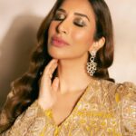 Sophie Choudry Instagram - Chandni Raatein🌙 The last pic is my fave🧡 #eidmubarak Outfit @ritikamirchandani Jewels @farahkhanworld HMU @ambereenyusuf 📸 @visualaffairs_va Self styled #eidoutfit #motherdaughter #indianoutfit #eidnights #aboutlastnight #desigirl #sophiechoudry #beautyinspo #hairgoals