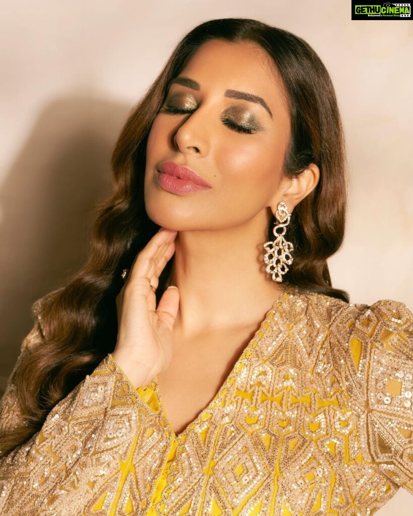 Sophie Choudry Instagram - Chandni Raatein🌙 The last pic is my fave🧡 #eidmubarak Outfit @ritikamirchandani Jewels @farahkhanworld HMU @ambereenyusuf 📸 @visualaffairs_va Self styled #eidoutfit #motherdaughter #indianoutfit #eidnights #aboutlastnight #desigirl #sophiechoudry #beautyinspo #hairgoals