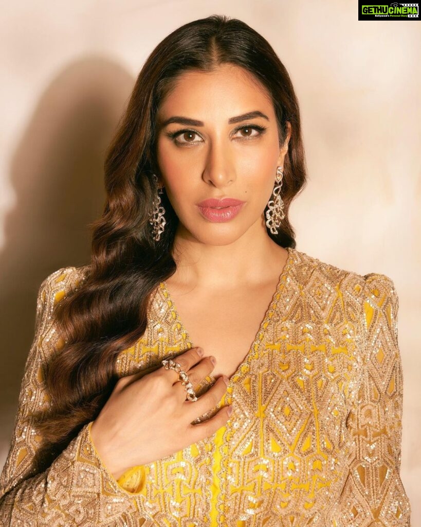 Sophie Choudry Instagram - Chandni Raatein🌙 The last pic is my fave🧡 #eidmubarak Outfit @ritikamirchandani Jewels @farahkhanworld HMU @ambereenyusuf 📸 @visualaffairs_va Self styled #eidoutfit #motherdaughter #indianoutfit #eidnights #aboutlastnight #desigirl #sophiechoudry #beautyinspo #hairgoals