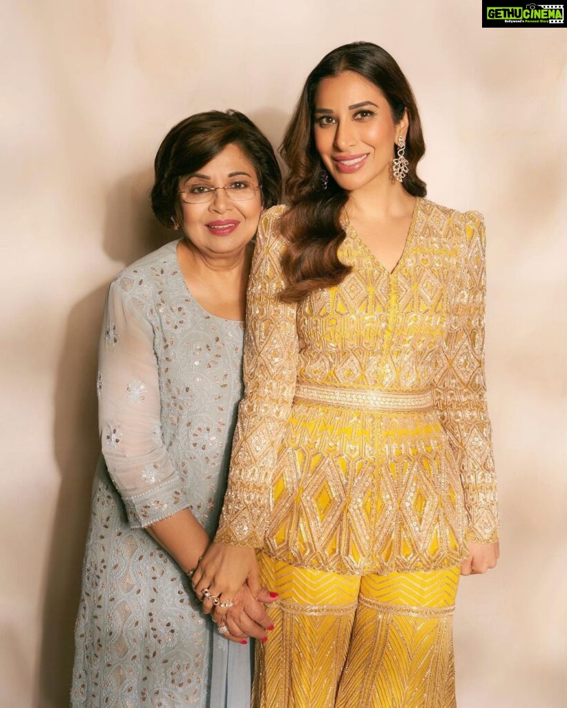 Sophie Choudry Instagram - Chandni Raatein🌙 The last pic is my fave🧡 #eidmubarak Outfit @ritikamirchandani Jewels @farahkhanworld HMU @ambereenyusuf 📸 @visualaffairs_va Self styled #eidoutfit #motherdaughter #indianoutfit #eidnights #aboutlastnight #desigirl #sophiechoudry #beautyinspo #hairgoals