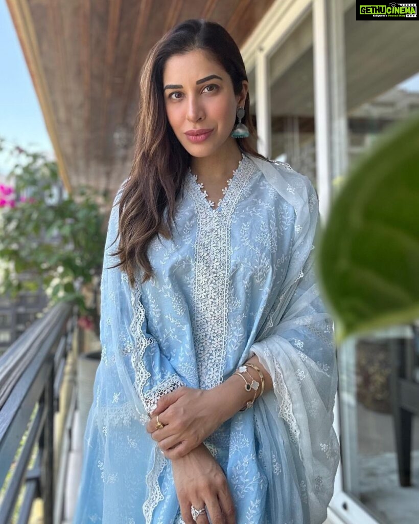 Sophie Choudry Instagram - Eid Mubarak everyone! May you and your loved ones be blessed with health, happiness, peace & prosperity❤️🌙🤲🏼 #eidmubarak #eidulfitr #eidoutfit