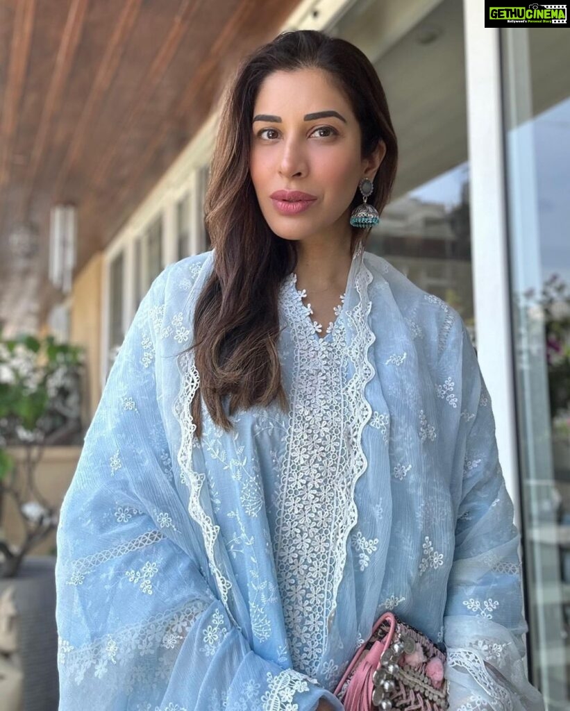 Sophie Choudry Instagram - Eid Mubarak everyone! May you and your loved ones be blessed with health, happiness, peace & prosperity❤️🌙🤲🏼 #eidmubarak #eidulfitr #eidoutfit