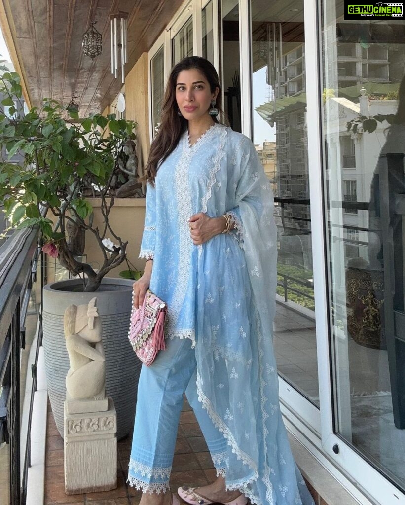 Sophie Choudry Instagram - Eid Mubarak everyone! May you and your loved ones be blessed with health, happiness, peace & prosperity❤️🌙🤲🏼 #eidmubarak #eidulfitr #eidoutfit