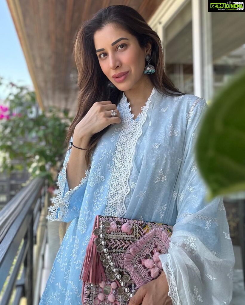 Sophie Choudry Instagram - Eid Mubarak everyone! May you and your loved ones be blessed with health, happiness, peace & prosperity❤️🌙🤲🏼 #eidmubarak #eidulfitr #eidoutfit