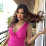 Sophie Choudry Instagram - “Gorgeous” hair days with my new Dyson Airwrap… And so easy to use!! Loveee💕 #DysonIndia #DysonHair #DysonAirwrap #gifted #sophiechoudry #hairgoals #GRWM #weekendvibes #barbie #hotpink Makeup @ambereenyusuf 💕