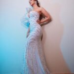 Sophie Choudry Instagram - Feeling Bluetiful💙 #helloawards #HHOF @hellomagindia #host Outfit - @shivaniawastyofficial Earrings - @farahkhanworld Rings - @karishma.joolry Styled by - @anushree_sardesai HMU @harryrajput64 📸 @boomstastudio @denyrajput #host #hhof2023 #redcarpetfashion #styleinspo #beautyinspo #hairstyles #sophiechoudry