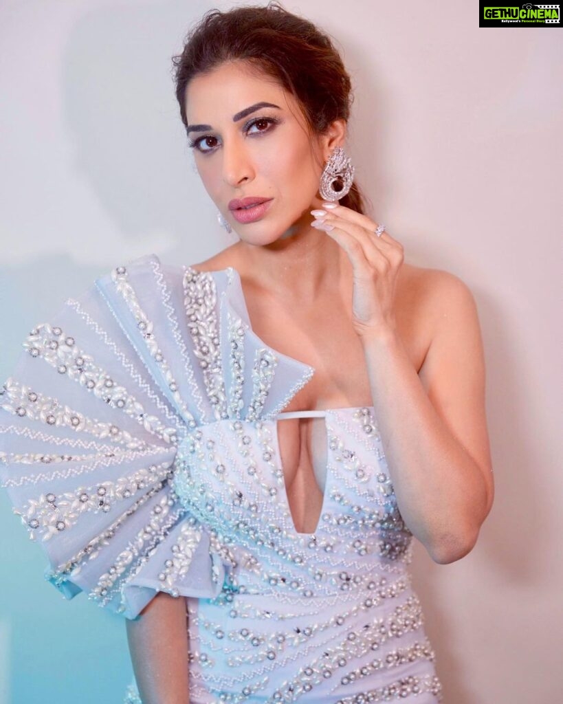 Sophie Choudry Instagram - Feeling Bluetiful💙 #helloawards #HHOF @hellomagindia #host Outfit - @shivaniawastyofficial Earrings - @farahkhanworld Rings - @karishma.joolry Styled by - @anushree_sardesai HMU @harryrajput64 📸 @boomstastudio @denyrajput #host #hhof2023 #redcarpetfashion #styleinspo #beautyinspo #hairstyles #sophiechoudry