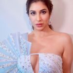 Sophie Choudry Instagram - Your Hello! host ready to blue you away💙 #helloawards #HHOF @hellomagindia Outfit - @shivaniawastyofficial Earrings - @farahkhanworld Rings - @karishma.joolry Styled by - @anushree_sardesai HMU @harryrajput64 📸 @boomstastudio @denyrajput #host #hhof2023 #redcarpetfashion #styleinspo #beautyinspo #hairstyles #sophiechoudry