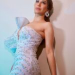Sophie Choudry Instagram - Your Hello! host ready to blue you away💙 #helloawards #HHOF @hellomagindia Outfit - @shivaniawastyofficial Earrings - @farahkhanworld Rings - @karishma.joolry Styled by - @anushree_sardesai HMU @harryrajput64 📸 @boomstastudio @denyrajput #host #hhof2023 #redcarpetfashion #styleinspo #beautyinspo #hairstyles #sophiechoudry