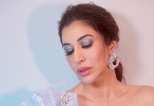 Sophie Choudry Instagram - Your Hello! host ready to blue you away💙 #helloawards #HHOF @hellomagindia Outfit - @shivaniawastyofficial Earrings - @farahkhanworld Rings - @karishma.joolry Styled by - @anushree_sardesai HMU @harryrajput64 📸 @boomstastudio @denyrajput #host #hhof2023 #redcarpetfashion #styleinspo #beautyinspo #hairstyles #sophiechoudry