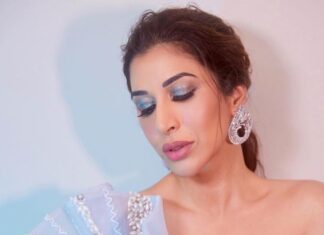 Sophie Choudry Instagram - Your Hello! host ready to blue you away💙 #helloawards #HHOF @hellomagindia Outfit - @shivaniawastyofficial Earrings - @farahkhanworld Rings - @karishma.joolry Styled by - @anushree_sardesai HMU @harryrajput64 📸 @boomstastudio @denyrajput #host #hhof2023 #redcarpetfashion #styleinspo #beautyinspo #hairstyles #sophiechoudry
