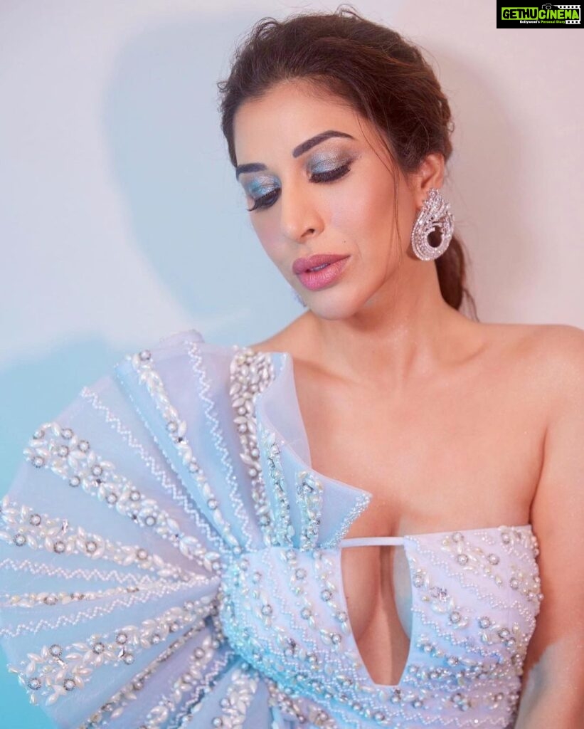 Sophie Choudry Instagram - Your Hello! host ready to blue you away💙 #helloawards #HHOF @hellomagindia Outfit - @shivaniawastyofficial Earrings - @farahkhanworld Rings - @karishma.joolry Styled by - @anushree_sardesai HMU @harryrajput64 📸 @boomstastudio @denyrajput #host #hhof2023 #redcarpetfashion #styleinspo #beautyinspo #hairstyles #sophiechoudry