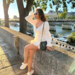Sophie Choudry Instagram - Feels like summer 🎶 ☀️#paris #vacaydreaming #takemeback #tbt #seine #summervibes #sophiechoudry #traveldiaries #sunshine #sunkissed La Seine