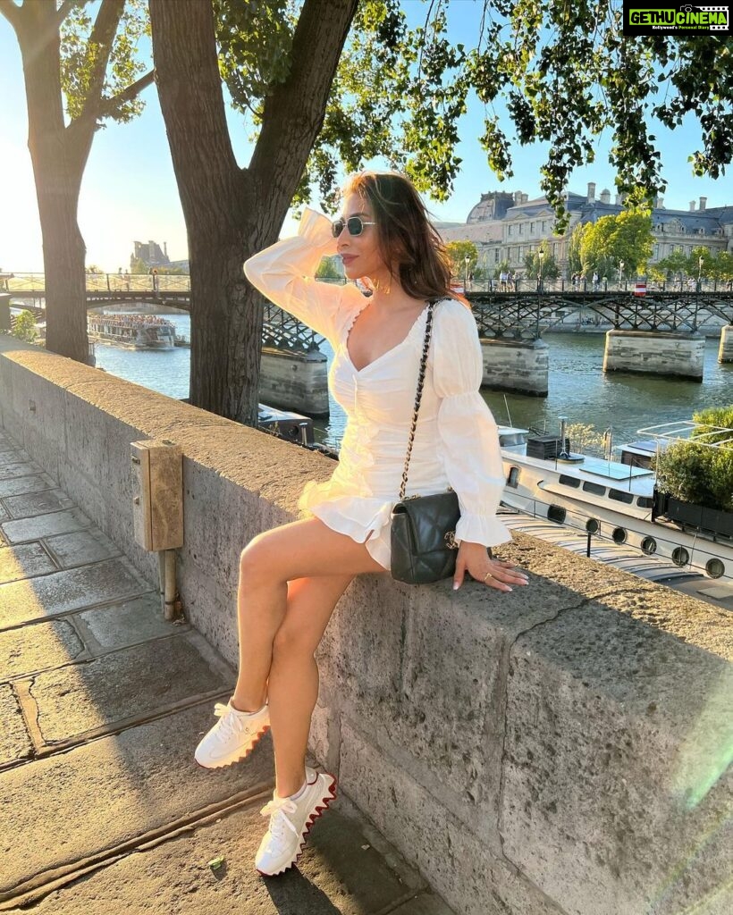 Sophie Choudry Instagram - Feels like summer 🎶 ☀️#paris #vacaydreaming #takemeback #tbt #seine #summervibes #sophiechoudry #traveldiaries #sunshine #sunkissed La Seine
