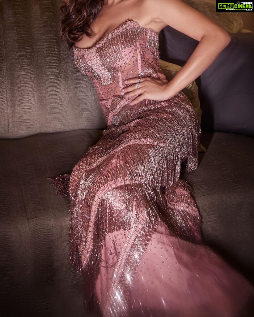 Sophie Choudry Instagram - Admit it…You can’t handle her sparkle❤️‍🔥 #pinkhaze In @monishajaising HMU @harryrajput64 📸 @boomstastudio Styling @tanimakhosla #eventdiaries #giglife #host #styleinspo #redcarpetstyle #sophiechoudry #shimmer #bling #prettyinpink