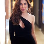 Sophie Choudry Instagram – The many moods of the host of BH Style Icons Awards…Was a fun night! ❤️‍🔥 #bollywoodhungama #bhstyleiconsawards #styleiconsawards #sophiechoudry #host #hostesswiththemostess 

Outfit : @liastubllaofficial 
Rings and earrings  by @jet_gems
Bracelets by @diamantinafinejewels
Shoes by @gucci

Styled by @mohitrai @tarangagarwalofficial
Assisted by @muskanduaaa
Photographer : @boomstastudio 
HMU @harryrajput64