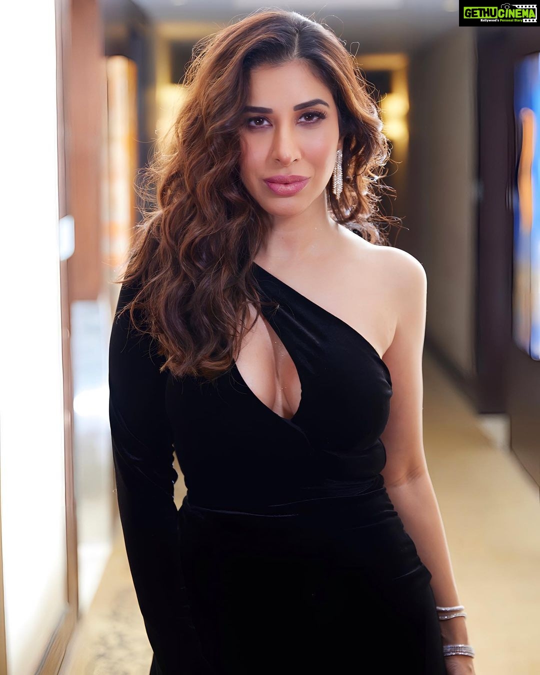 Sophie Choudry Instagram - The many moods of the host of BH Style Icons Awards…Was a fun night! ❤️🔥 #bollywoodhungama #bhstyleiconsawards #styleiconsawards #sophiechoudry #host #hostesswiththemostess Outfit : @liastubllaofficial Rings and earrings by @jet_gems Bracelets by @diamantinafinejewels Shoes by @gucci Styled by @mohitrai @tarangagarwalofficial Assisted by @muskanduaaa Photographer : @boomstastudio HMU @harryrajput64