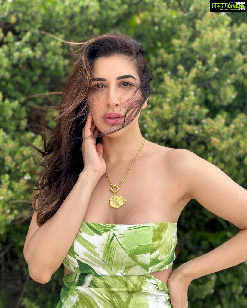 Sophie Choudry Instagram - Never stop be-leafing 🍃💚 #tuesdaymotivation #selfbelief #summervibes Dress @julyissue_online Necklace @since1988.in @tanimakhosla #positivevibesonly #nature #naturalbeauty #nofilterneeded #green #sophiechoudry #traveldiaries
