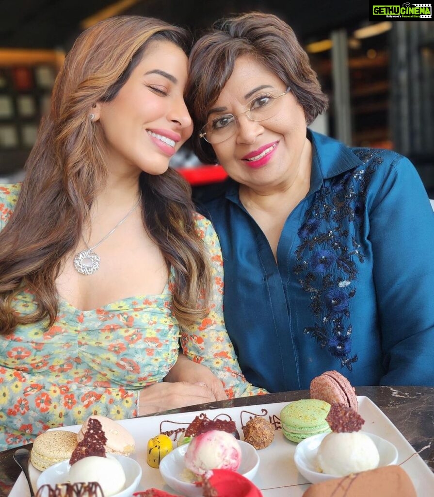 Sophie Choudry Instagram - Happy Mother’s Day to my world, my biggest blessing, my beautiful superwoman. Thank you for your strength, your wisdom and above all your love. Thank you for always letting me lean on you. And for your insane cooking🤤 I love you more than words can say Ma!! 💕💕💕🧿 And to ALL the mothers out there, (esp single mums) you are incredible! So much love and respect for you all..Tku🩷 #mothersday #mamasgirl #igotitfrommymama #loveyouma #sophiechoudry