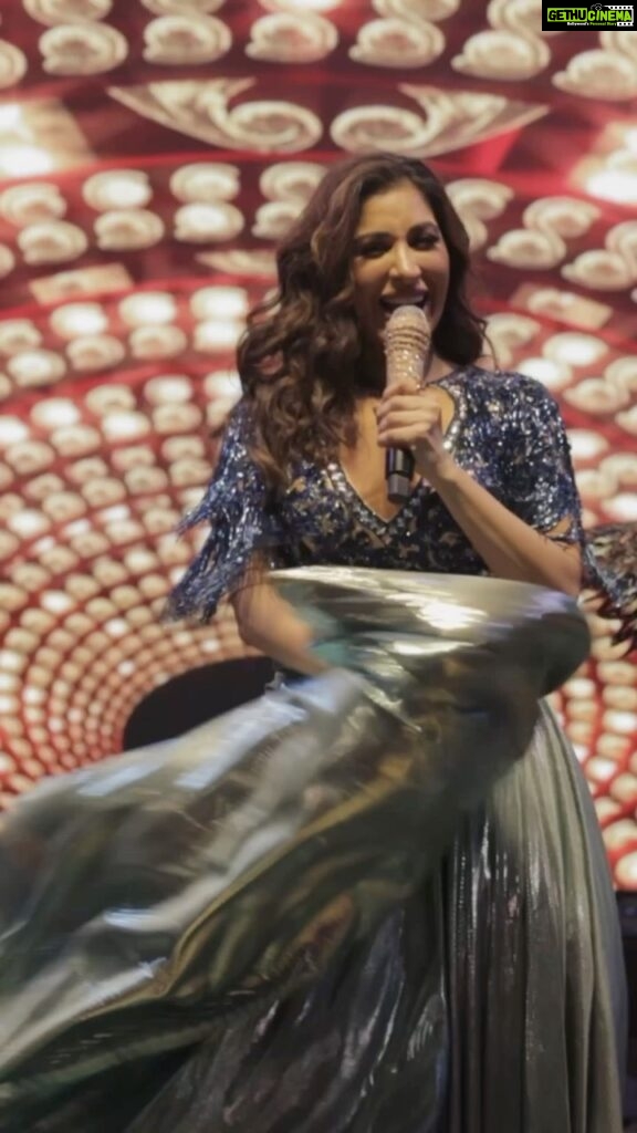 Sophie Choudry Instagram - Doing what I love most 🎤🤩 #giglife #sophielive #stagestyle #lovemyjob #ekpardesi #ekpardesimeradillegaya #sophiechoudry 🎥 @denyrajput @boomstastudio Gujarat, India