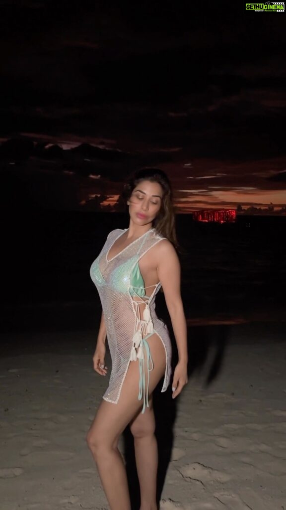 Sophie Choudry Instagram - She was made of sunsets & sparkle ❤️‍🔥 Outfit @flirtatious_india @tanimakhosla @ambereenyusuf @fairmont.maldives #sunset #borntoshine #sparkle #flashinglights #nofilterneeded #maldives #holidaystyle #beachlife #beachstyle #islandlife #ocean #summernights #sophiechoudry #fitisthenewsexy #trendingreels