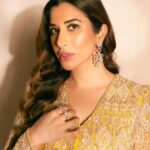 Sophie Choudry Instagram - Chandni Raatein🌙 The last pic is my fave🧡 #eidmubarak Outfit @ritikamirchandani Jewels @farahkhanworld HMU @ambereenyusuf 📸 @visualaffairs_va Self styled #eidoutfit #motherdaughter #indianoutfit #eidnights #aboutlastnight #desigirl #sophiechoudry #beautyinspo #hairgoals