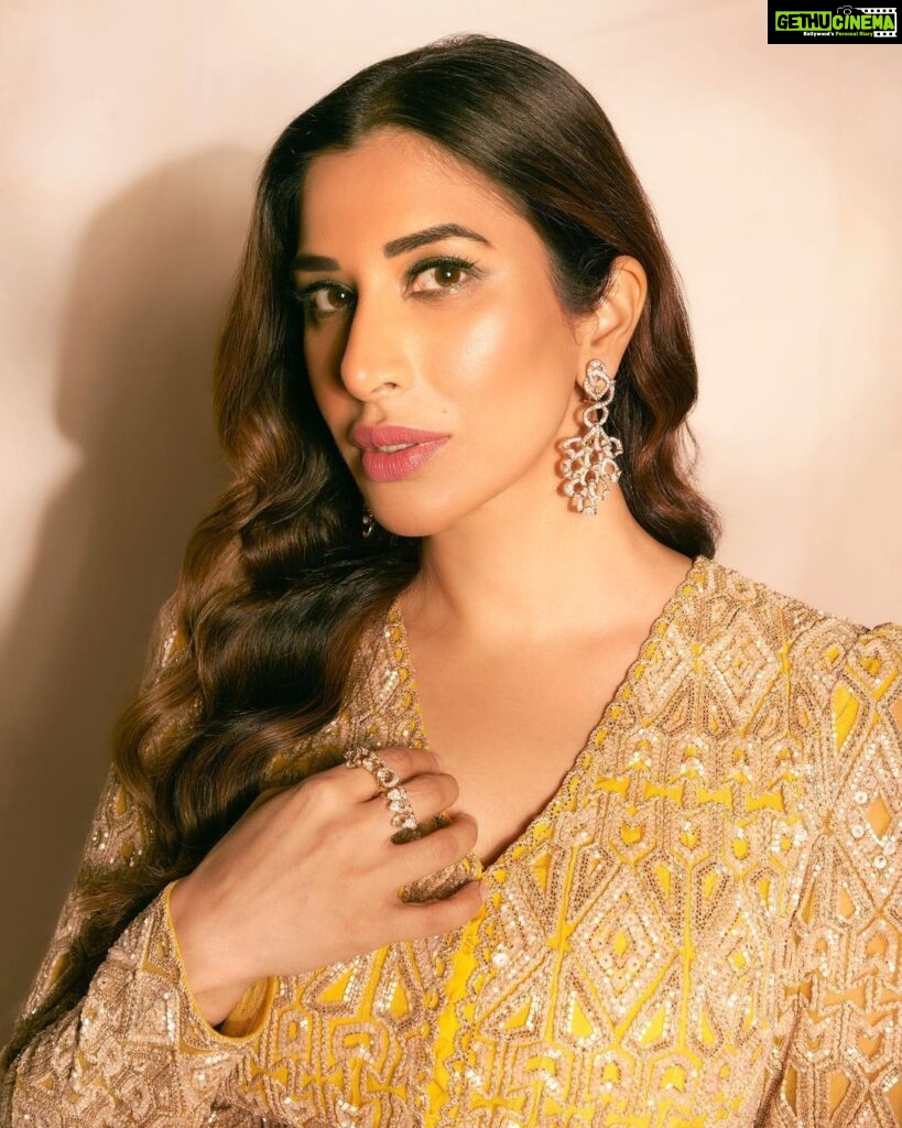 Sophie Choudry Instagram - Chandni Raatein🌙 The last pic is my fave🧡 #eidmubarak Outfit @ritikamirchandani Jewels @farahkhanworld HMU @ambereenyusuf 📸 @visualaffairs_va Self styled #eidoutfit #motherdaughter #indianoutfit #eidnights #aboutlastnight #desigirl #sophiechoudry #beautyinspo #hairgoals