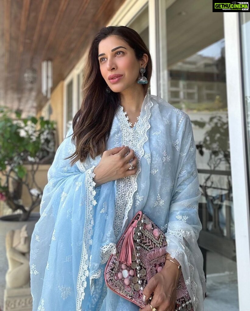 Sophie Choudry Instagram - Eid Mubarak everyone! May you and your loved ones be blessed with health, happiness, peace & prosperity❤️🌙🤲🏼 #eidmubarak #eidulfitr #eidoutfit