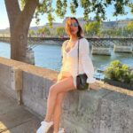 Sophie Choudry Instagram - Feels like summer 🎶 ☀️#paris #vacaydreaming #takemeback #tbt #seine #summervibes #sophiechoudry #traveldiaries #sunshine #sunkissed La Seine