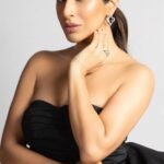Sophie Choudry Instagram - I can be your present 🎁 & your future…😌 #pinkvillastyleicons Self styled Dress @rotatebirgerchristensen Jewels @farahkhanworld Shoes @machandmach HMU @ambereenyusuf 📸 @kausttubh_kambhhle #selfstyled #bow #giftwrapped #lbd #redcarpet #styleinspo #hairstyle #hairinspiration #sophiechoudry #styleicon #imbringingsexyback #trendingreels #trendingsongs #nainowalene #libianca
