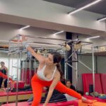 Sophie Choudry Instagram - FIT is the new Skinny. FIT is sexy🙌🏼 Please don’t fall for trending toxic methods or fad diets because nothing is more important than your health; physical & mental💜 #worldhealthday #fitnessmotivation #pilates #pilatesgirl #reformer #fitisthenewskinny #sophiechoudry #yasminkarachiwala