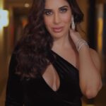 Sophie Choudry Instagram - In a world full of trends, I want to remain a classic🖤 #bhstyleicons23 #moststylishpopdiva #stylemantra Outfit : @liastubllaofficial Rings and earrings by @jet_gems Bracelets by @diamantinafinejewels Shoes by @gucci Styled by @mohitrai @tarangagarwalofficial Assisted by @muskanduaaa 🎥 @boomstastudio @denyrajput HMU @harryrajput64 trendingsongs #trendingreels #sophiechoudry #styleinspo #redcarpetfashion #beautyinspo #blackgown