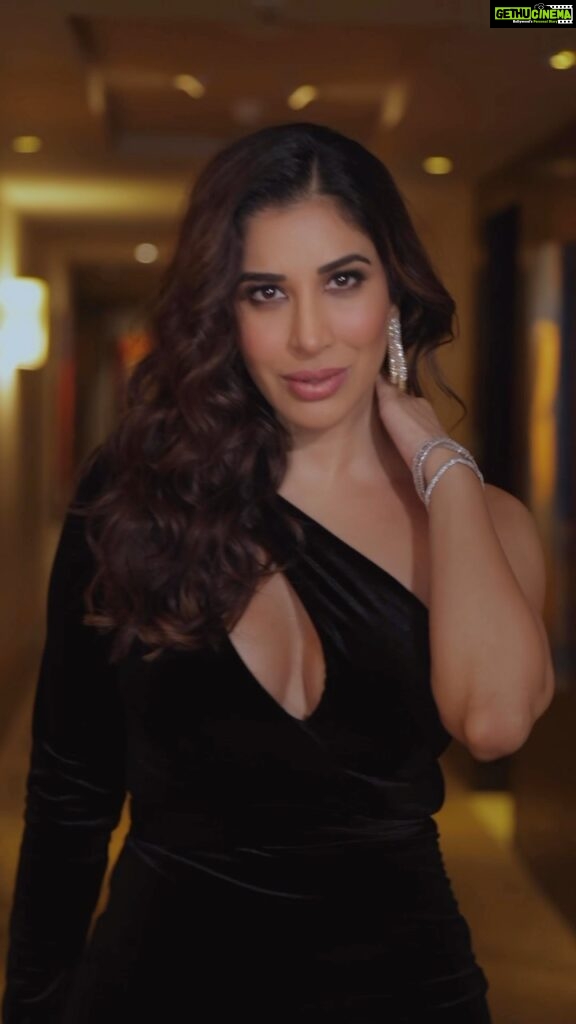 Sophie Choudry Instagram - In a world full of trends, I want to remain a classic🖤 #bhstyleicons23 #moststylishpopdiva #stylemantra Outfit : @liastubllaofficial Rings and earrings by @jet_gems Bracelets by @diamantinafinejewels Shoes by @gucci Styled by @mohitrai @tarangagarwalofficial Assisted by @muskanduaaa 🎥 @boomstastudio @denyrajput HMU @harryrajput64 trendingsongs #trendingreels #sophiechoudry #styleinspo #redcarpetfashion #beautyinspo #blackgown