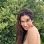 Sophie Choudry Instagram – Happiness is green💚🌍 Plant trees, eliminate single use plastic, do your bit to save our precious planet! #worldenvironmentday #sophiechoudry #gogreen #doyourbit #nature