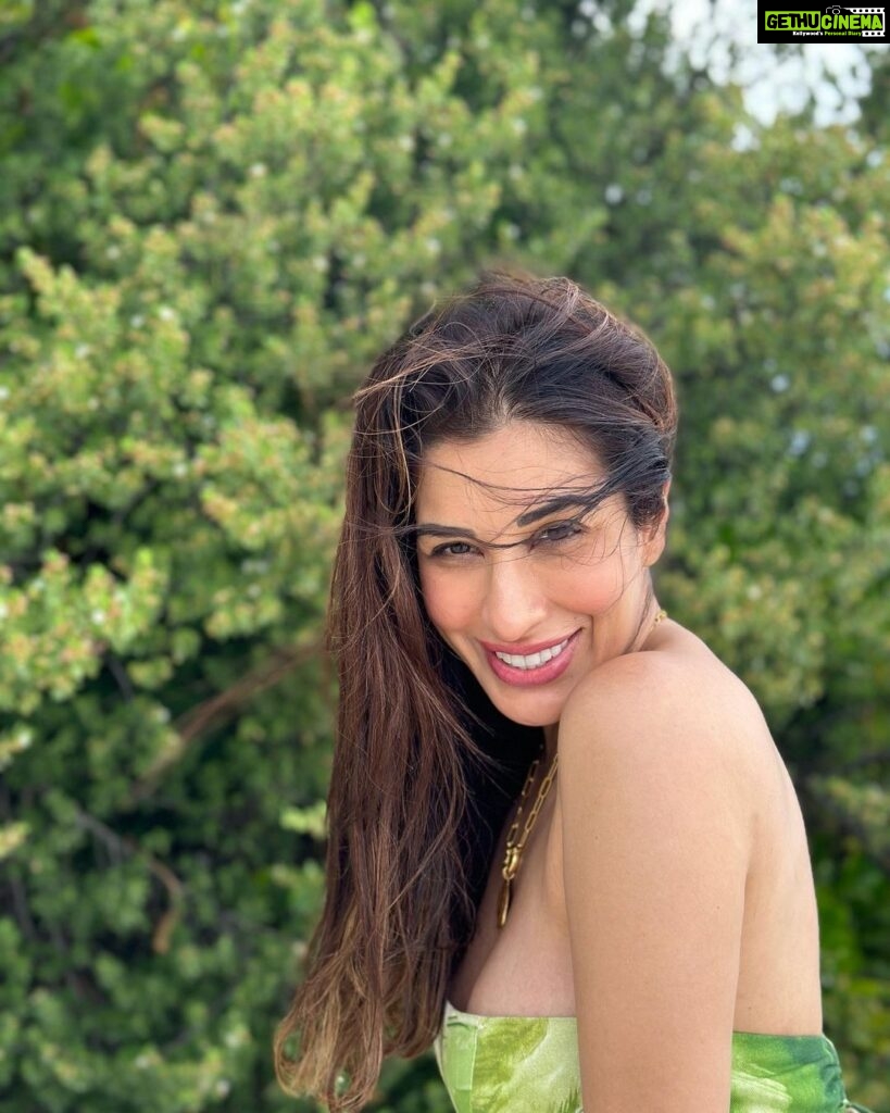 Sophie Choudry Instagram - Happiness is green💚🌍 Plant trees, eliminate single use plastic, do your bit to save our precious planet! #worldenvironmentday #sophiechoudry #gogreen #doyourbit #nature