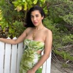 Sophie Choudry Instagram - Never stop be-leafing 🍃💚 #selflove #summervibes #somewherespecial Dress @julyissue_online Necklace @since1988.in @tanimakhosla #positivevibesonly #nature #naturalbeauty #nofilterneeded #green #sophiechoudry #traveldiaries #leaf