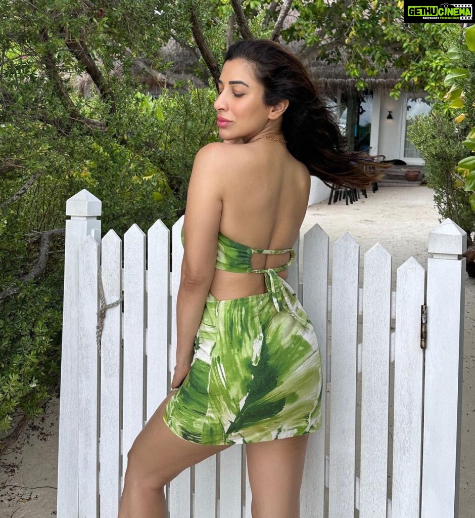 Sophie Choudry Instagram - Never stop be-leafing 🍃💚 #selflove #summervibes #somewherespecial Dress @julyissue_online Necklace @since1988.in @tanimakhosla #positivevibesonly #nature #naturalbeauty #nofilterneeded #green #sophiechoudry #traveldiaries #leaf