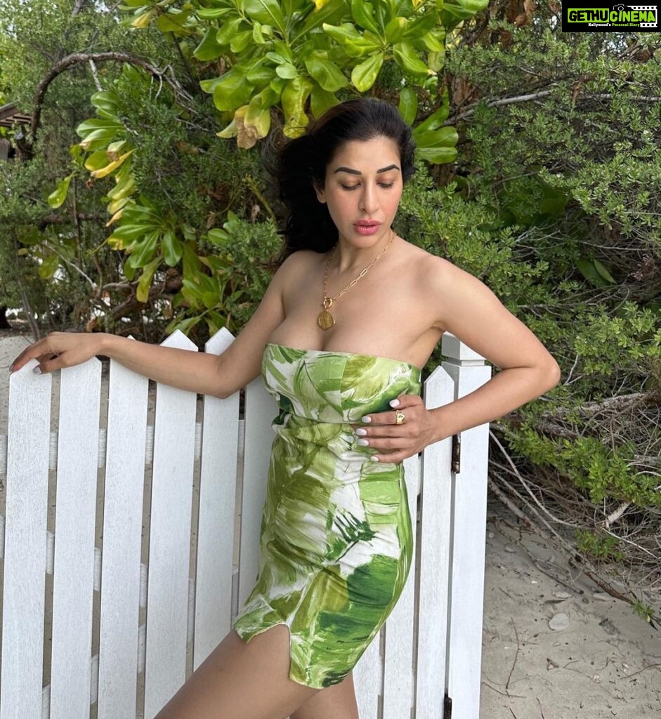 Sophie Choudry Instagram - Never stop be-leafing 🍃💚 #selflove #summervibes #somewherespecial Dress @julyissue_online Necklace @since1988.in @tanimakhosla #positivevibesonly #nature #naturalbeauty #nofilterneeded #green #sophiechoudry #traveldiaries #leaf
