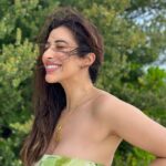 Sophie Choudry Instagram - Never stop be-leafing 🍃💚 #tuesdaymotivation #selfbelief #summervibes Dress @julyissue_online Necklace @since1988.in @tanimakhosla #positivevibesonly #nature #naturalbeauty #nofilterneeded #green #sophiechoudry #traveldiaries