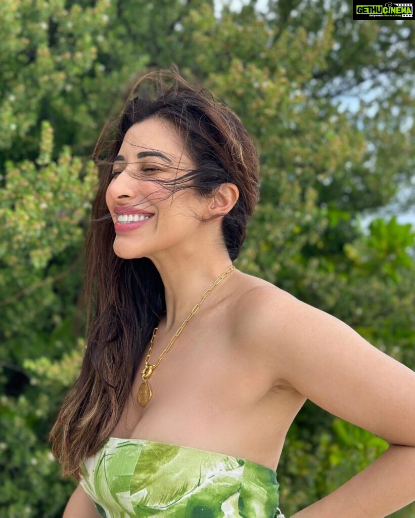 Sophie Choudry Instagram - Never stop be-leafing 🍃💚 #tuesdaymotivation #selfbelief #summervibes Dress @julyissue_online Necklace @since1988.in @tanimakhosla #positivevibesonly #nature #naturalbeauty #nofilterneeded #green #sophiechoudry #traveldiaries