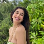 Sophie Choudry Instagram - Never stop be-leafing 🍃💚 #tuesdaymotivation #selfbelief #summervibes Dress @julyissue_online Necklace @since1988.in @tanimakhosla #positivevibesonly #nature #naturalbeauty #nofilterneeded #green #sophiechoudry #traveldiaries