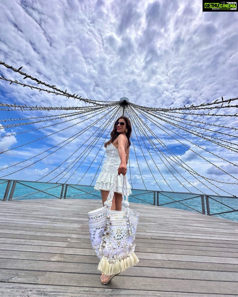 Sophie Choudry Instagram - Relax. Refresh. Recharge🏝️🌊 🐚 #photodump #beachlife @fairmont.maldives @fairmonthotels Styling. @tanimakhosla Partner in crime @ambereenyusuf #fairmontmaldives #fairmonthotels @travelscapes_vm #mondayblues #beachbabe #maldives #vacaymode #feelslikesummer #beachlife #sophiechoudry #sunset #reset #breathe #ocean #gratitude #bikini #holidaystyle Fairmont Maldives, Sirru Fen Fushi